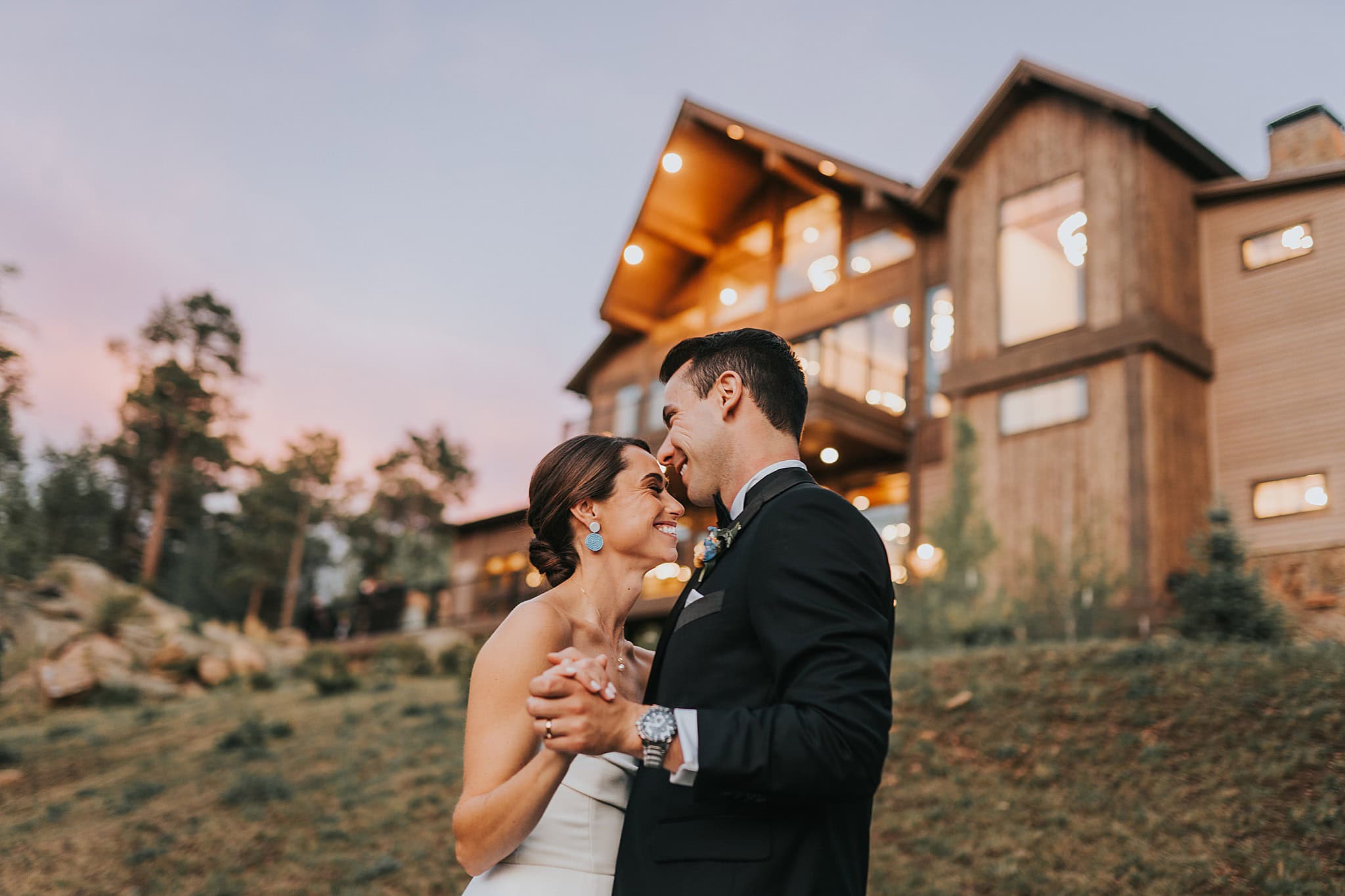 romantic sunset portraits with warm wood venue exterior at Black Canyon Inn